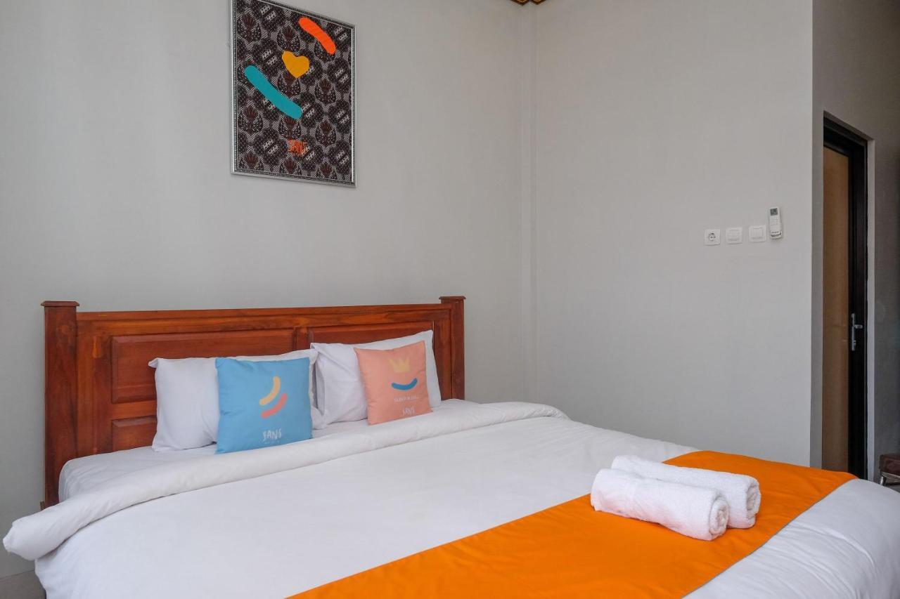 Sans Hotel Kumbang Yogyakarta By Reddoorz Esterno foto